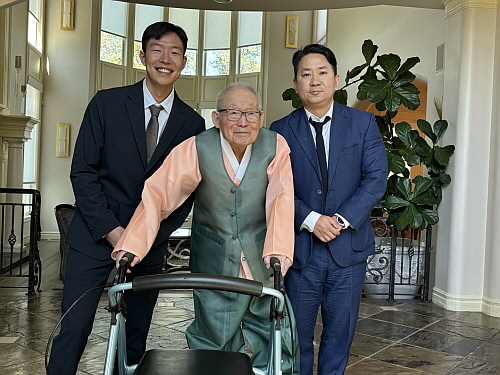 이하전 애국지사(가운데)와 빙그레 미국법인 직원들...<사진=빙그레 제공>