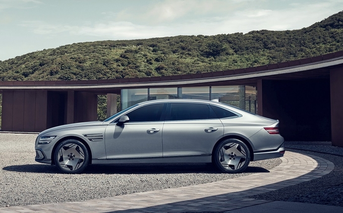 <사진설명> 제네시스의 럭셔리 대형 전동화 세단이 독보적인 상품성과 함께 돌아왔다. 제네시스가 5일(목) ‘G80 전동화 부분변경 모델(이하 G80 전동화 모델)’의 상세 정보를 공개하고 본격적인 판매에 돌입한다고 밝혔다.