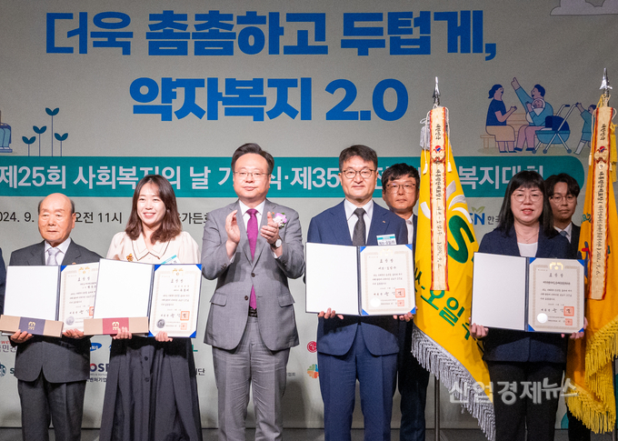 S-OIL은 6일 마포구 서울가든호텔에서 개최된 제25회 사회복지의 날 기념식에서 대통령 표창을 수상했다. 사진 왼쪽에서 세번째 조규홍 보건복지부장관, 왼쪽에서 네번째 S-OIL 김광남 총무부문장. 사진=S-OIL