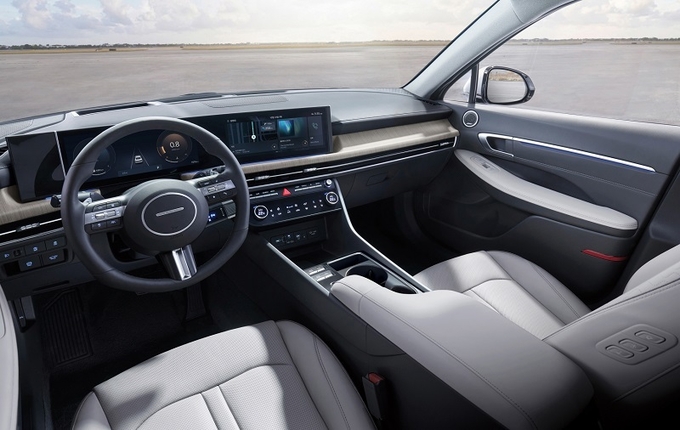 <사진설명> 현대자동차, '2025 쏘나타 디 엣지' 출시 현대자동차가 대한민국 대표 중형 세단 ‘쏘나타 디 엣지’의 연식 변경 모델인 <2025 쏘나타 디 엣지>를 25일(금) 출시하고 본격적인 판매에 들어간다.