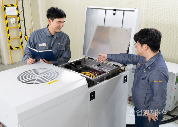 S-OIL 직원들이 서울 마곡 TS&D 센터에서 액침냉각유 성능테스트를 진행하고 있다. 사진=S-OIL