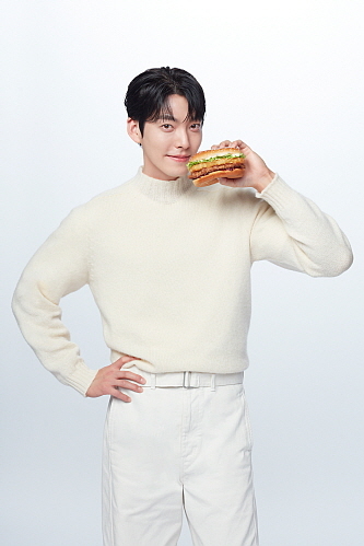 김우빈 모델 컷...출처:맥도날드