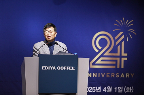 1일 서울 강남구 이디야커피 본사에서 진행된 24주년 창립기념식에서 문창기 회장이 기념사를 전하고 있다.