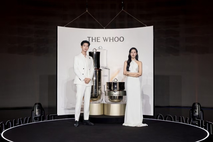 더후 브랜드 모델 김지원과 중국 배우 리시엔...<사진=LG생활건강 제공>