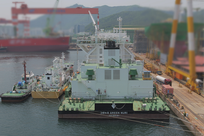 KRISO가 국내 최초 소형 벙커링 선박을 활용한 STS(Ship-to-Ship) LNG 벙커링 동시작업 실증을 진행하고 있다