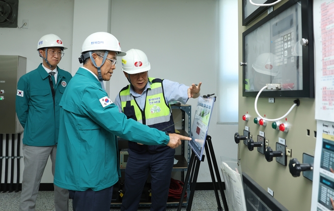 신의정부 변전소 현장 점검에 나선 김동철 사장...<사진=한국전력 제공>