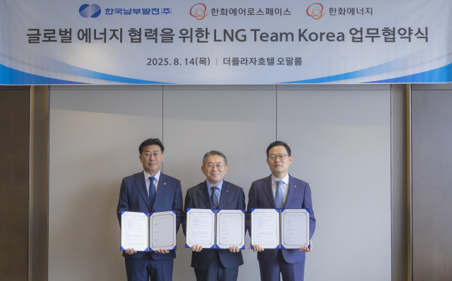 글로벌 LNG 협력 강화 업무협약 체결식에 참석한 한화에너지 이재규 대표(왼쪽), 남부발전 김준동 사장(가운데), 한화에어로스페이스 손재일 대표