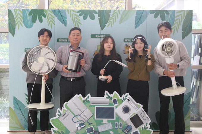 캠페인 참여 기념사진을 촬영하고 있는 빙그레 직원들...<사진=빙그레 제공>