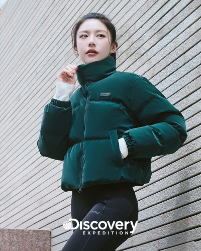 고윤정의 25FW ‘우먼스 크롭 다운’ 화보 컷...<사진=F&F 제공>>