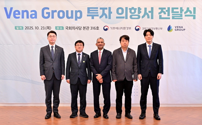 (왼쪽부터) 류제명 과학기술정보통신부 2차관, 김성환 기후에너지환경부 장관, 니틴 압테 뷔나 그룹 회장, 차지호 더불어민주당 의원, 김우창 국가AI정책비서관이 23일 서울 여의도 국회에서 열린 ‘뷔나 그룹 투자 의향서 전달식’에서 기념 촬영을 하고 있다.