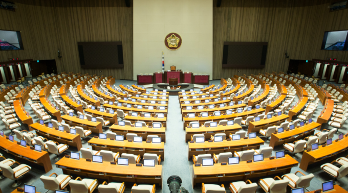 탄소중립·녹색성장 기본법’과 ‘생물다양성 보전 및 이용에 관한 법률’을 포함한 총 12개의 환경 관련 법률 개정안이 국회 본회의를 통과했다