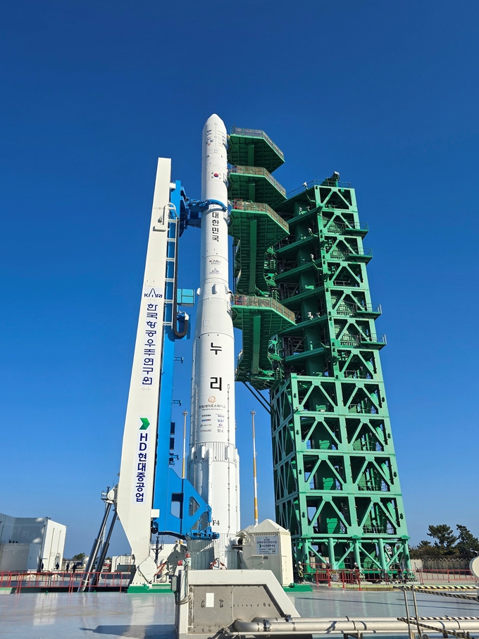 HD현대중공업이 구축한 발사대에서 발사 준비를 마친 누리호 모습...<사진=HD현대중공업 제공>