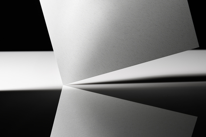 ‘솔라셀 컬러강판’이 표면에 반사되는 모습...<사진=동국씨엠 제공>