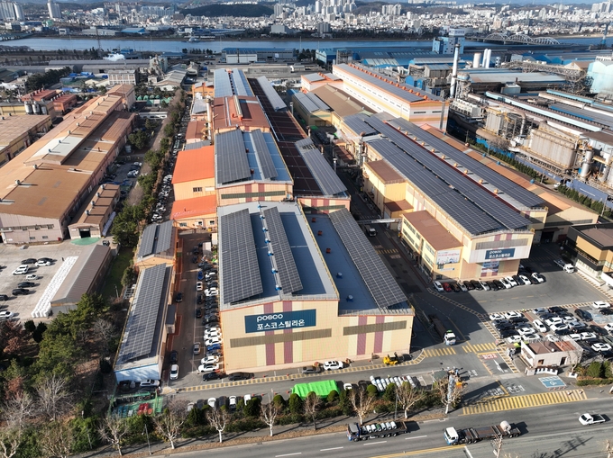 포스코스틸리온 전(全) 공장 지붕에 태양광 패널이 설치돼 있는 모습...<사진=포스코스틸리온 제공>